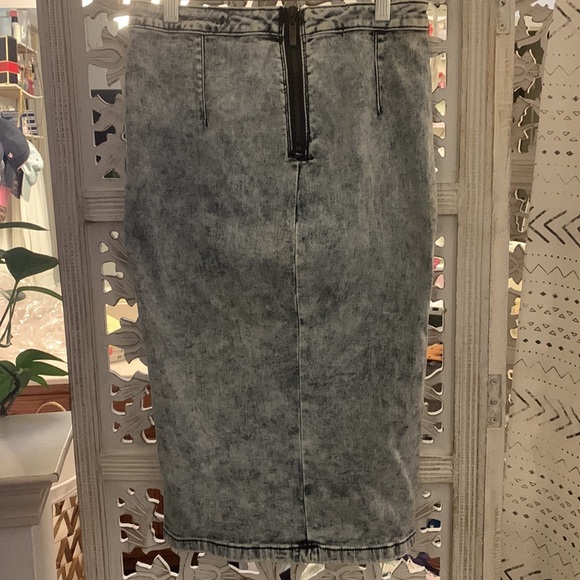 DENIM Pencil Skirt with Zipper back. Size L - Picture 4 of 4